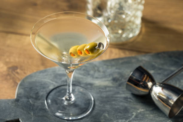 boozy tradycyjne brudne martini - martini glass martini dirty martini cocktail zdjęcia i obrazy z banku zdjęć