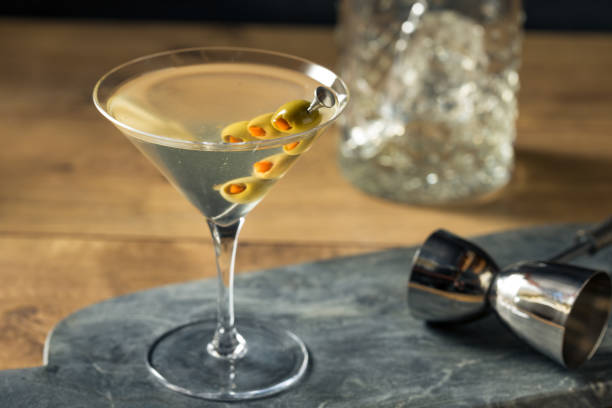 boozy tradycyjne brudne martini - martini glass martini dirty martini cocktail zdjęcia i obrazy z banku zdjęć