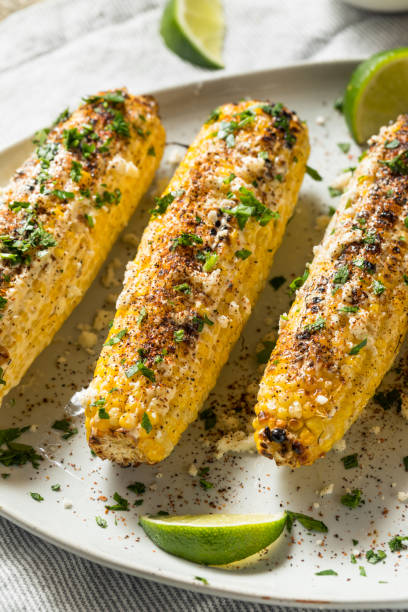 домашнее пряный элот мексиканской улице кукурузы - corn fruit vegetable corn on the cob стоковые фото и изображения