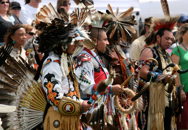 tribo chumash do sul ca, em suas roupas cerimoniais, pow-wow, malibu ca, abril - cultura tribal da américa do norte - fotografias e filmes do acervo