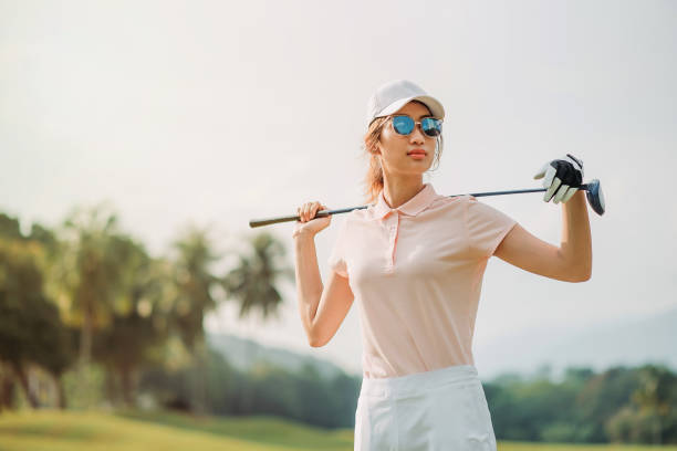 porträt einer asiatischen chinesischen golferin, die den golfclub auf dem platz hält - retirement golfer happiness relaxation stock-fotos und bilder