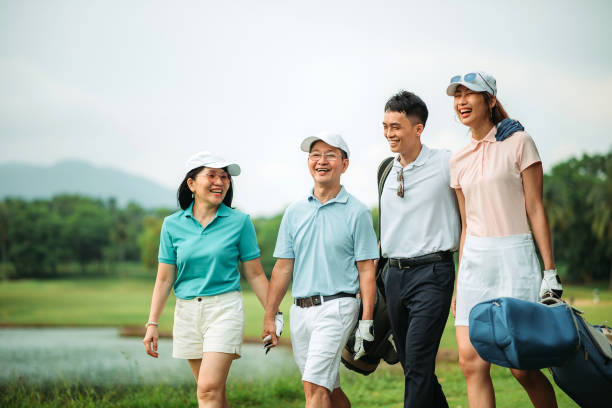 asiático chino sonriendo unión familiar, caminando juntos en el campo de golf - retirement golfer happiness relaxation fotografías e imágenes de stock