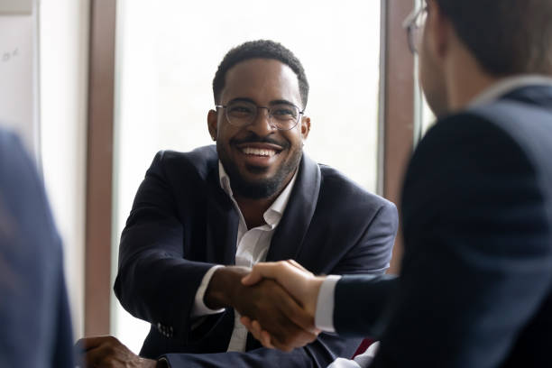 empresários multirraciais expressam respeito apertando as mãos para iniciar negociações - opportunity handshake job business - fotografias e filmes do acervo