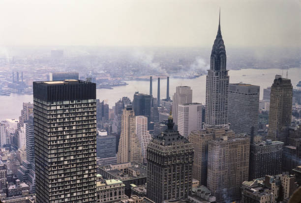 das chrysler-gebäude new yorker skyline in den 1950er jahren - twin towers manhattan stock-fotos und bilder