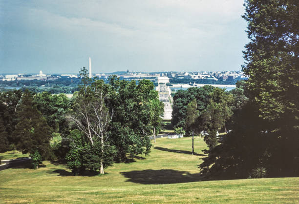 washington dc from arlington national cemetery during the 1950's - washington dc arlington national cemetery arlington virginia architecture imagens e fotografias de stock