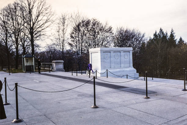 arlington national cemetery during the 1950's - washington dc arlington national cemetery arlington virginia architecture imagens e fotografias de stock