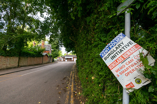 Eine Straße und Verkehrszeichen Tempolimit 30