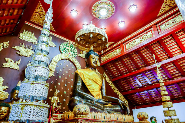 posąg buddy w świątyni, cyfrowy obraz fotograficzny jako tło - laos luang phabang thailand religion zdjęcia i obrazy z banku zdjęć