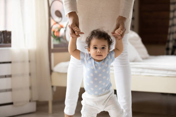 da vicino carina ragazza afroamericana che sta facendo i primi passi - baby walking child standing foto e immagini stock