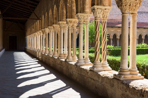 claustro na abadia de monreale - benedictine - fotografias e filmes do acervo