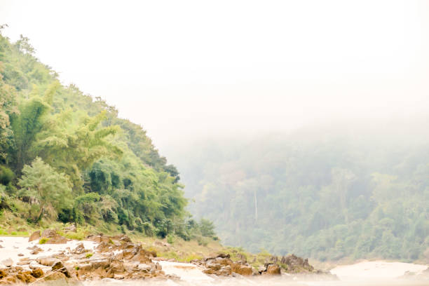 река в горах, цифровое фото изображение в качестве фона - luang phabang laos thailand mekong river стоковые фото и изображения