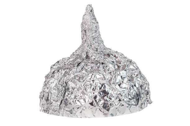 chapeau en papier d’aluminium isolé sur fond blanc, symbole pour la théorie du complot et protection de contrôle de l’esprit. - chapeau photos et images de collection