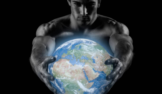 homme nu très musclé retenant le globe bleu de terre dans ses mains avec des rayons de lumière. sauver le concept de la terre - god human hand magic men photos et images de collection