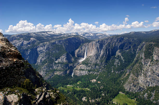 vallée de yosemite de glacier point - yosemite national park waterfall half dome california photos et images de collection