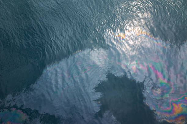 wyciek oleju na powierzchni morza - pollution sea toxic waste garbage zdjęcia i obrazy z banku zdjęć