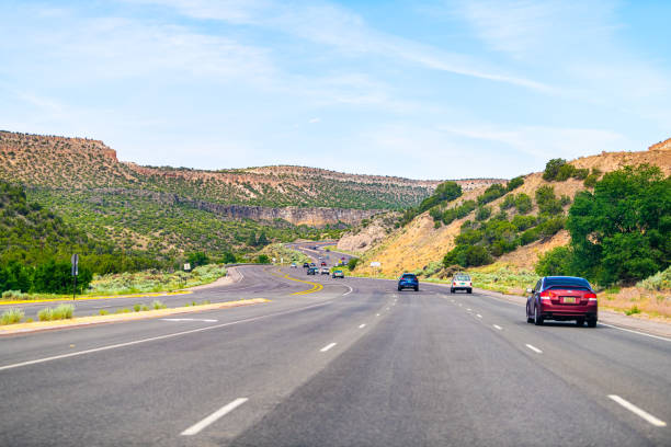 nowy meksyk pustynia z samochodów na autostradzie drogowej do los alamos jazdy z ulicy 502 i bandelier - bandelier national monument zdjęcia i obrazy z banku zdjęć