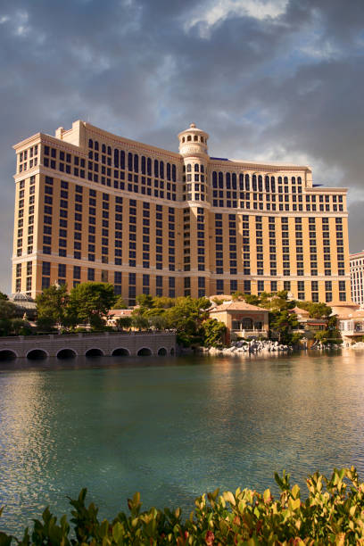 o bellagio hotel and casino na pista no centro de las vegas, nv - las vegas metropolitan area sign welcome to fabulous las vegas sign the las vegas strip - fotografias e filmes do acervo