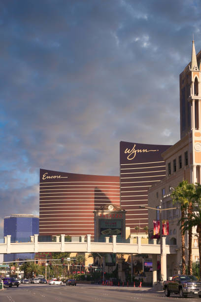 los hoteles wynn y encore en el strip en el centro de las vegas, nv - welcome to fabulous las vegas sign photography landmarks travel locations fotografías e imágenes de stock