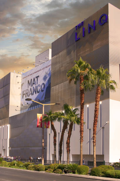 o linq hotel and experience na pista no centro de las vegas, nv - las vegas metropolitan area sign welcome to fabulous las vegas sign the las vegas strip - fotografias e filmes do acervo