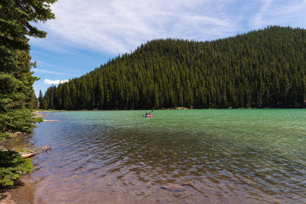 нетронутые летние воды озера дьявола, орегон - devils lake стоковые фото и изображения