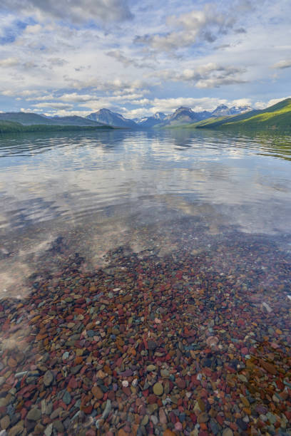 アメリカ・モンタナ州の夏の氷河国立公園のマクドナルド湖の美しい自然の風景。 - montana mountain mcdonald lake us glacier national park ストックフォトと画像