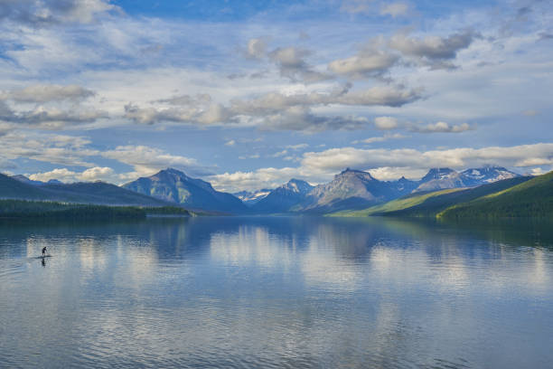 アメリカ・モンタナ州の夏の氷河国立公園のマクドナルド湖の美しい自然の風景。 - montana mountain mcdonald lake us glacier national park ストックフォトと画像