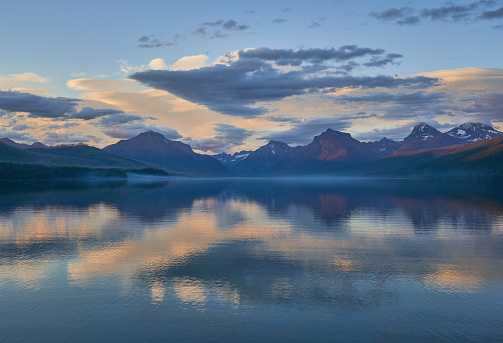 Puesta de sol en el hermoso paisaje natural de la zona del lago McDonald del Parque Nacional Glacier durante el verano en Montana, EE. UU. photo