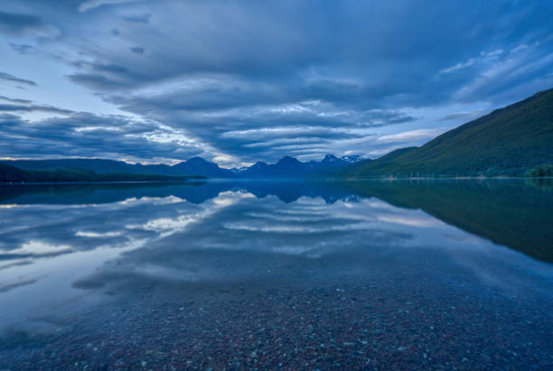 アメリカ・モンタナ州の夏の氷河国立公園のマクドナルド湖の美しい自然の風景の夕日。 - montana mountain mcdonald lake us glacier national park ストックフォトと画像