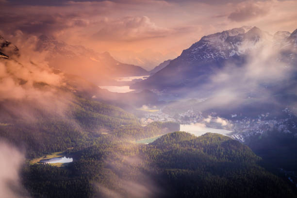 paisaje alpino sobre st moritz en espectacular puesta de sol – muottas muragl – suiza - silvaplanersee fotografías e imágenes de stock