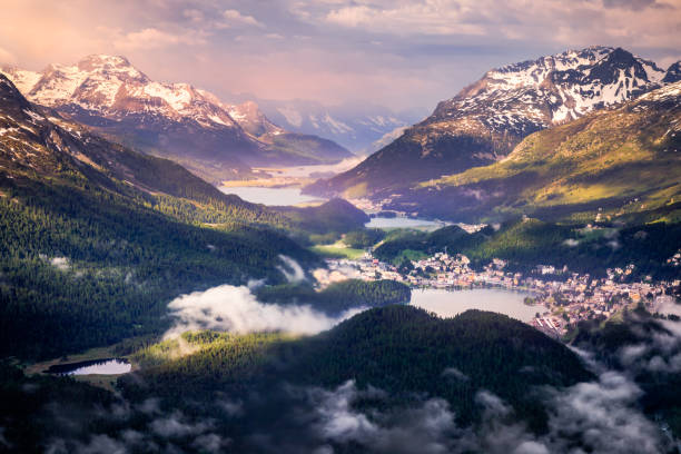 paysage alpin au-dessus de st moritz au coucher du soleil spectaculaire – muottas muragl – suisse - oberengadin photos et images de collection