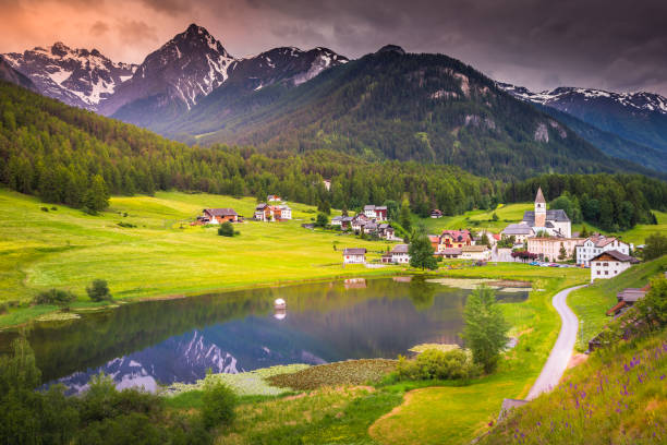 목가적인 풍경 – 타라스프 마을, 엥가딘 - 스위스의 야생화와 호수 반사 - village switzerland landscape swiss culture 뉴스 사진 이미지