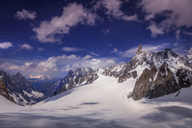 dent du géant, massif du mont-blanc et équipe d’alpinistes sur le glacier – côté alpes italiennes - crevasse glacier snow european alps photos et images de collection