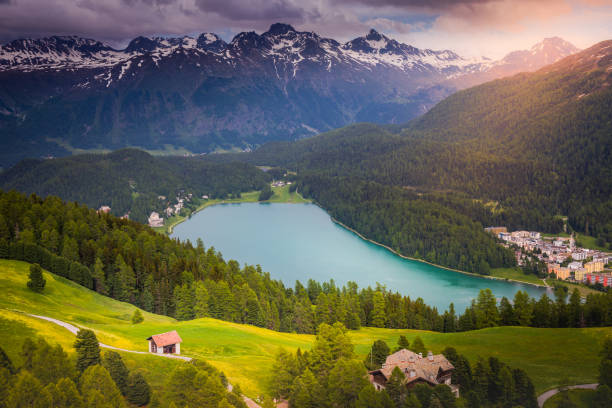 paisaje alpino sobre el lago st moritz al atardecer – suiza - st moritz engadine landscape village fotografías e imágenes de stock