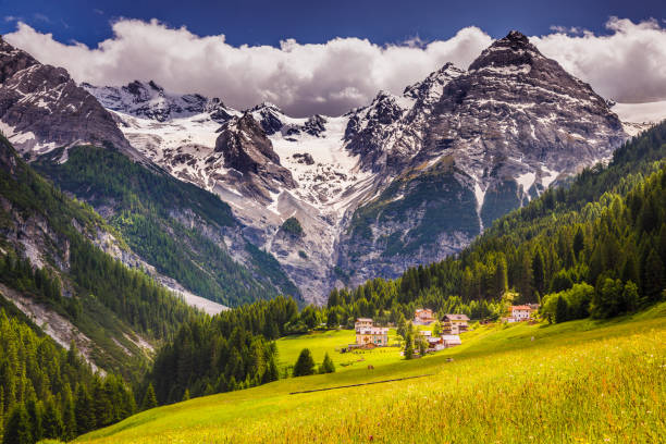 villaggio di stilfs nel paesaggio idilliaco, vicino al passo dello stelvio - alpi altoatesine, italia - sulden foto e immagini stock