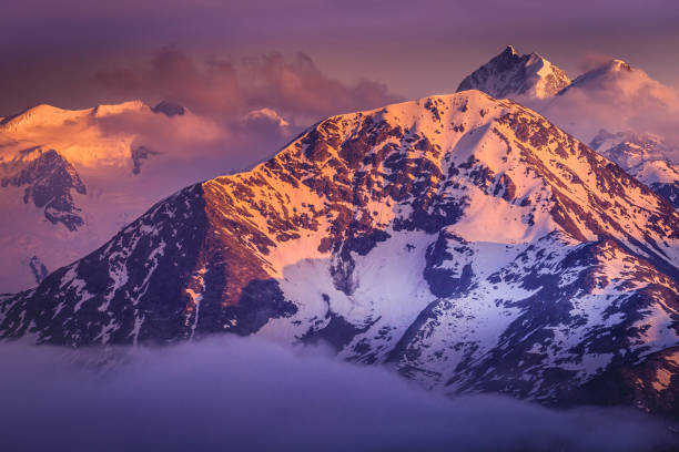 paysage alpin : diavolezza et piz bernina au coucher du soleil – engadine, suisse - oberengadin photos et images de collection