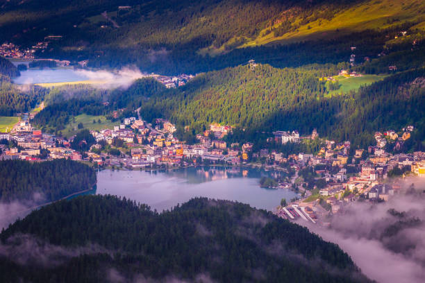 paysage alpin au-dessus du paysage urbain de st moritz au coucher du soleil – engadine, suisse - oberengadin photos et images de collection