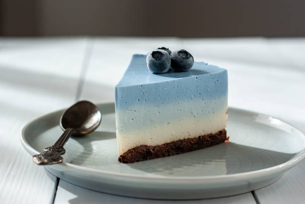 una pace della bellissima cheesecake ombre blue - pea flower foto e immagini stock