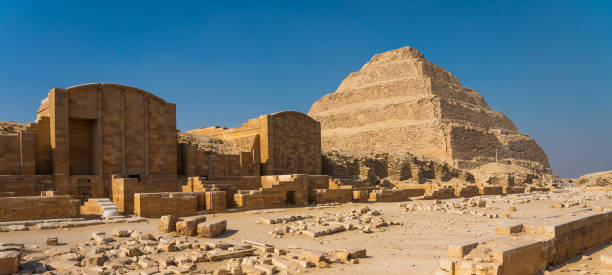 старейшая пирамида шаг пирамиды пирамиды короля netjeryhet джозер зозер. панорамный баннер часть - saqqara стоковые фото и изображения