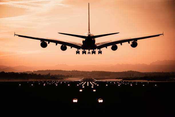 avión de aterrizaje - airport runway airplane commercial airplane fotografías e imágenes de stock