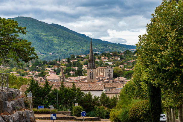 フランス・アルデッシュの村レ・ヴァンの眺め - ardeche france landscape nature ストックフォトと画像