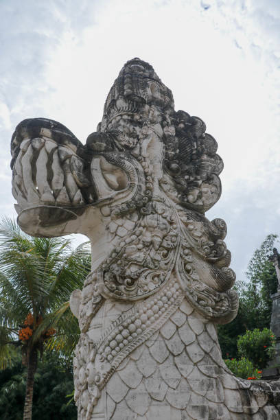 전통적인 인도네시아 예술과 발리 힌두교의 상징 - 렘푸양 사원 입구 앞에 신화 용의 얼굴. 발리 사람들 문화와 아시아 여행 배경 - bali sculpture balinese culture human face 뉴스 사진 이미지