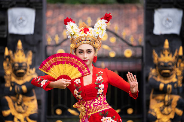 balinesische mädchen führen traditionelle kleidung in bali - asian culture dancing women people stock-fotos und bilder