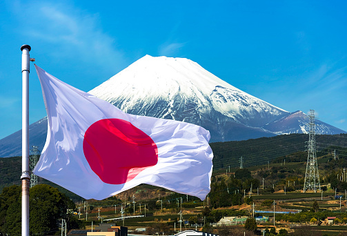 Japón, el monte Fuji en la isla de Honshu y la bandera de Japón photo