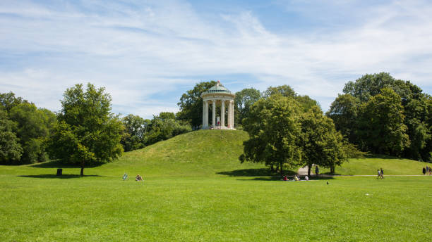 panorama con los monopteros - englischer garten fotografías e imágenes de stock