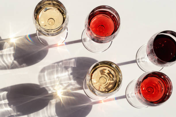 vue rouge, rose et blanc de dessus de vin dans la lumière du soleil.  ombres foncées - opposition party photos et images de collection