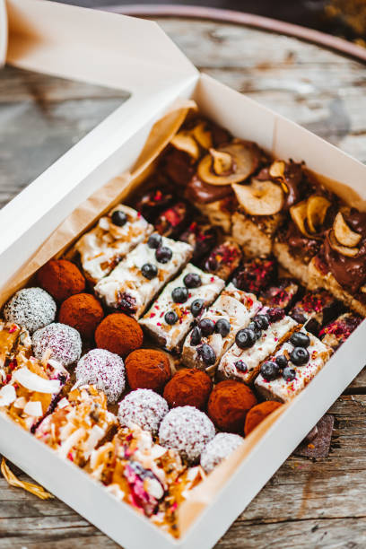 sweet vegan heaven - lunch box pieno di prelibatezze vegane - box cake food lunch foto e immagini stock