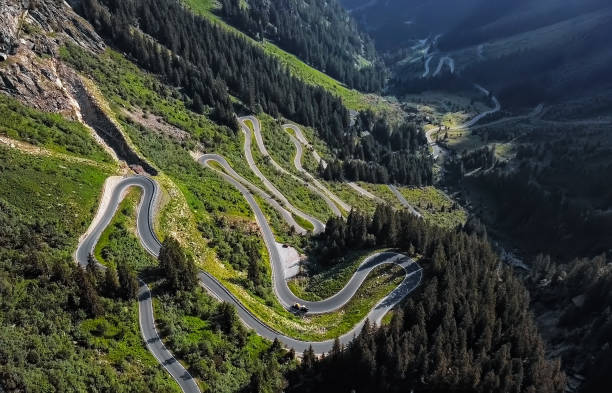 overhead-luftaufnahme der haarnadelkurven der silvretta-bielerhohe hochalpenstraße in vorarlberg, österreich. - silvretta stock-fotos und bilder