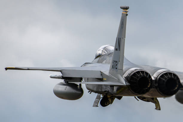 jato f-15c eagle da força a�érea dos estados unidos - flying jet fighter plane air vehicle - fotografias e filmes do acervo