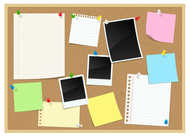 kertas catatan, stiker, dan gambar polaroid yang melekat pada papan gabus - kertas catatan pesan ilustrasi stok
