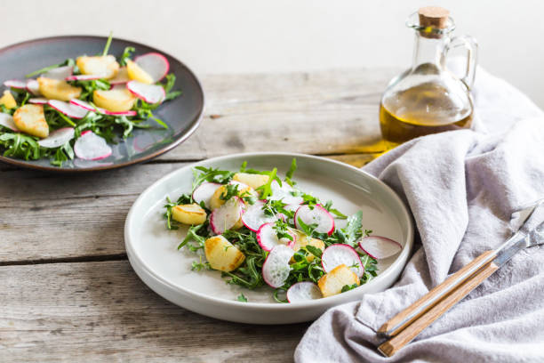 świeża sałatka z rukolą, rzodkiewką, pieczonymi ziemniakami i aromatycznymi ziołami z oliwą z oliwek - arugula cooked spice lettuce zdjęcia i obrazy z banku zdjęć